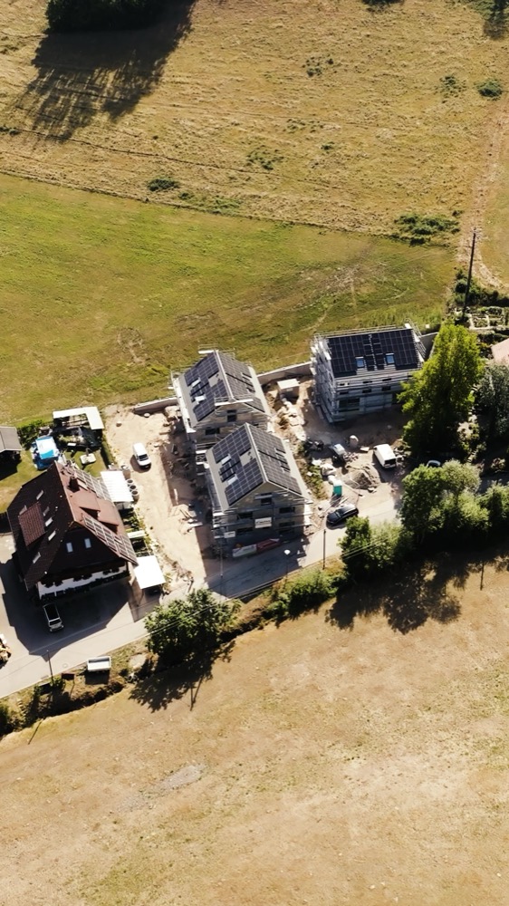 Neubauprojekt im Rohbau aus der Luft