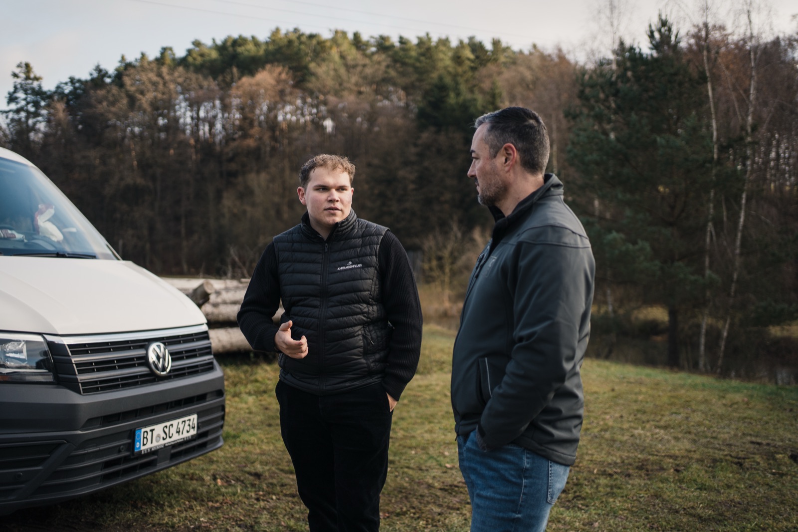 Damian Mielecke im Gespräch mit einem Partnerbetrieb vor Ort